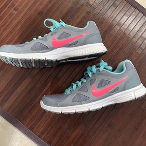 Ladies Nike shoes. No flaws, great condition.
